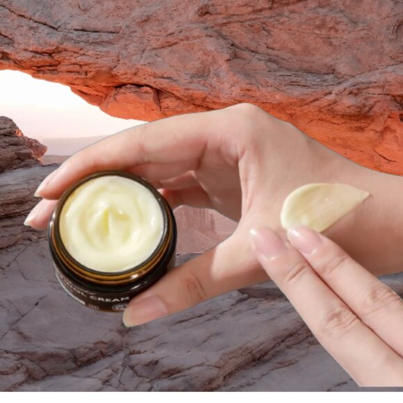 Retinol Face Cream for Men and Women - Picture 3 of 4